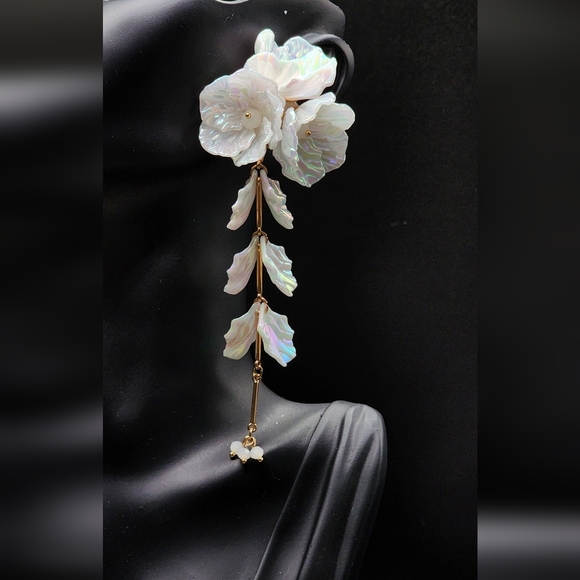 Elegant Iridescent Floral Earrings - Picture 3 of 6